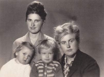 <p>Stanislova Ona Dabulevičienė mit der Tochter Sigrida (links). Kapsukas (heute Marijampolė), um 1964.<br />
<em>Aus dem Familienarchiv</em></p>
