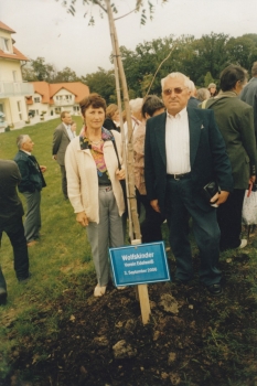 <p>Erna Schneider (Stanislova Ona Dabulevičienė) und Fritz Britt (Jonas Navickas) neben dem von ihnen gepflanzten Freundschaftsbaum. Deutschland, 3. September 2006.<br />
<em>Aus dem Familienarchiv</em></p>
