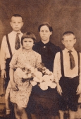 <p>Renatė (centre) su globėja Gedviliene ir jos vaikais Vaciu (kairėje) ir Pranu (dešinėje). Gilandviršiai, apie 1948–1949 m.<br />
<em>Iš šeimos archyvo</em></p>
