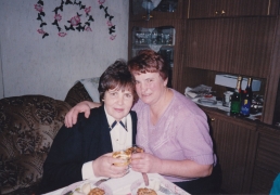 <p>Die Schwestern Brigitte und Renate Markewitz. Vidgiriai, um 1999.<br />
<em>Aus dem Familienarchiv</em></p>
