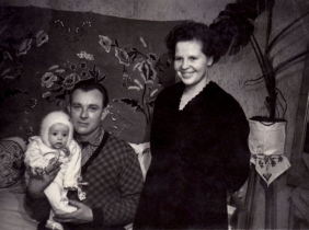 <p>Jurgis Volkauskas su žmona Romualda ir dukterimi Jūrate. Kapsukas (dab. Marijampolė), apie 1961 m.<br />
<em>Iš šeimos archyvo</em></p>
