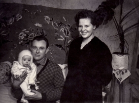 <p>Jurgis Volkauskas mit seiner Frau Romualda und der Tochter Jūratė. Kapsukas (heute Marijampolė), um 1961.<br />
<em>Aus dem Familienarchiv</em></p>

