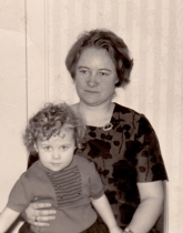 <p>Christelė Herzmann su sūnumi Dieteriu. Kelnas, Vokietija, apie 1971 m.<br />
<em>Iš šeimos archyvo</em></p>
