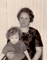 <p>Christel Herzmann mit dem Sohn Dieter. Köln, Deutschland, um 1971.<br />
<em>Aus dem Familienarchiv</em></p>
