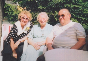 <p>Erna Herzmann mit der Tochter Christel und dem Sohn Rudolf. Köln, Deutschland, 1988.<br />
<em>Aus dem Familienarchiv</em></p>
