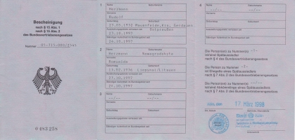 <p>Pažymėjimas, išduotas R. Herzmannui Kelno miesto administracijos. Remiantis Vokietijos perkeltų asmenų ir pabėgėlių reikalų įstatymu, Rudolfui Herzmannui ir jo žmonai Romualdai suteikiama teisė gyventi Vokietijoje. 1998 m. kovo 17 d.<br />
<em>Iš šeimos archyvo</em></p>
