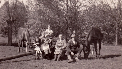 <p>Franz und Erna Käthe Mickoleit (das Paar rechts) auf ihrem Hof. Unter Eißeln, 1930er Jahre.<br />
<em>Aus dem Familienarchiv</em></p>
