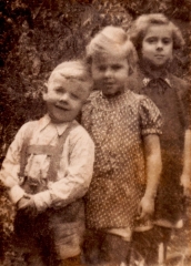 <p>Herbert, Erna Gerda Käte und Lucie Mickoleit. Das letzte gemeinsame Foto. Ludwigshafen, Deutschland, 1944.<br />
<em>Aus dem Familienarchiv</em></p>

