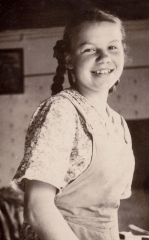 <p>Girdutė Urbelytė – Erna Gerda Käte Mickoleit. Riešė, Rajongemeinde Vilnius, 1954.<br />
<em>Aus dem Familienarchiv</em></p>
