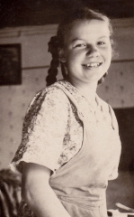 <p>Girdutė Urbelytė – Erna Gerda Kätė Mickoleit. Riešė, Vilniaus r., 1954 m.<br />
<em>Iš šeimos archyvo</em></p>
