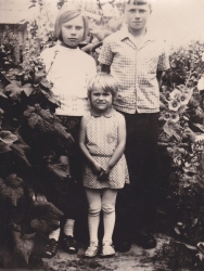 <p>Die Kinder von Lucie: Erna, Birutė und Feliksas Virgis. Grūšlaukė, Rajongemeinde Kretinga, 1973.<br />
<em>Aus dem Familienarchiv</em></p>
