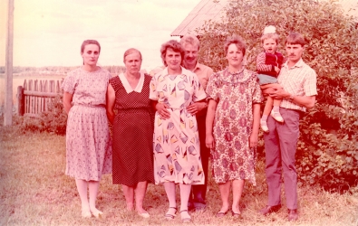 <p>Liucie (zweite von links) mit ihren Kindern und der Enkelin in Grūšlaukė, Rajongemeinde Kretinga, 1998.<br />
<em>Aus dem Familienarchiv</em></p>
