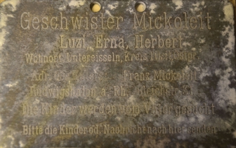 <p>Paieškos lentelė, kurią padarė Franzas Mickoleitas. Lentelėje nurodomi jo vaikų vardai, pavardė ir adresas, kuriuo būtų galima pranešti apie vaikus. XX a. 5-6-asis dešimtmetis.<br />
<em>Šilutės Hugo Šojaus muziejus</em></p>
