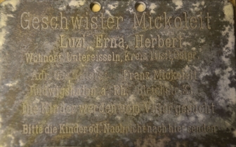 <p>Von Franz Mickoleit gebastelte Suchtafel mit den Namen seiner Kinder und einer Kontaktadresse. 1940er/1950er Jahre. Hugo-Scheu-Museum Šilutė, Litauen.<br />
<em>Aus dem Familienarchiv</em></p>
