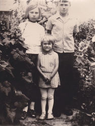 <p>Liucijos vaikai: mažoji Erna, Birutė ir Feliksas Virgis. Grūšlaukė, Kretingos r., 1973 m.<br />
<em>Iš šeimos archyvo</em></p>
