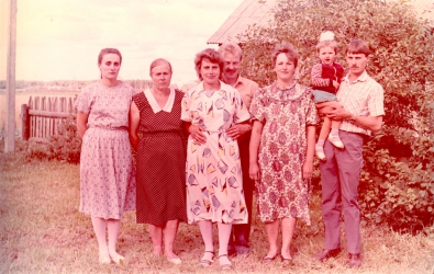 <p>Liucija (antra iš kairės) su savo vaikais ir anūke Grūšlaukėje. Kretingos r., 1998 m.<br />
<em>Iš šeimos archyvo</em></p>
