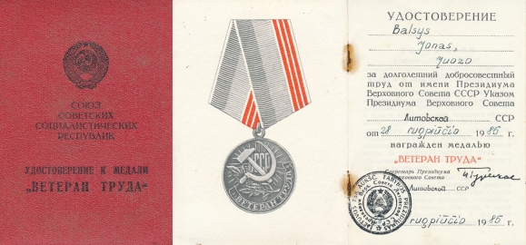 <p>Bescheinigung, dass Jonas Balsys mit der Medaille „Veteran der Arbeit“ ausgezeichnet wurde. Litauische SSR, 28. August 1985.<br />
<em>Aus dem Familienarchiv</em></p>
