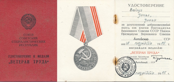 <p>Liudijimas, patvirtinantis, kad Jonas Balsys už gerą darbą yra apdovanotas „Darbo veterano“ medaliu. Lietuvos SSR, 1985 m. rugpjūčio 28 d.<br />
<em>Iš šeimos archyvo</em></p>
