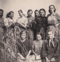 <p>Ella Karin Macik (erste Reihe erste von links) als Arbeiterin in der Sowchose Piktupėnai. Rajongemeinde Pagėgiai, um 1959.<br />
<em>Aus dem Familienarchiv</em></p>

