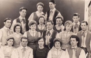 <p>Piktupėnų tarybinio ūkio šokių kolektyvas. Trečioje eilėje centre – Ella Karin Macik. Pagėgių r., apie 1962–1963 m.<br />
<em>Iš šeimos archyvo</em></p>
