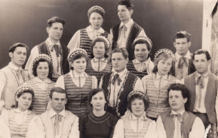 <p>Arbeiterkollektiv der Sowchose Piktupėnai. In der Mitte in der dritten Reihe Ella Karin Macik. Rajongemeinde Pagėgiai, um 1962–1963.<br />
<em>Aus dem Familienarchiv</em></p>
