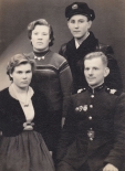 <p>Ella Karin und Siegfried Macik (stehend) mit Freunden. 1. Januar 1963.<br />
<em>Aus dem Familienarchiv</em></p>
