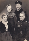 <p>Ella Karin ir Siegfriedas Macikai (stovi) su draugais. 1963 m. sausio 1 d.<br />
<em>Iš šeimos archyvo</em></p>
