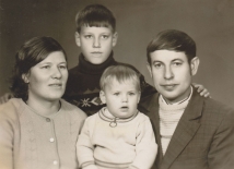 <p>Ella Karin und Jonas Matimaičiai mit dem Sohn Virginijus und der Tochter Inga. Tauragė, um 1973.<br />
<em>Aus dem Familienarchiv</em></p>
