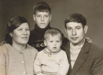 <p>Ella Karin ir Jonas Matimaičiai su sūnumi Virginijumi ir dukterimi Inga. Tauragė, apie 1973 m.<br />
<em>Iš šeimos archyvo</em></p>
