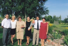 <p>Ellos Karin ir Jono Matimaičių šeima (iš kairės): Jonas, duktė Inga, Ella Karin, anūkė Vaiva, sūnus Virginijus, marti Laima. Tauragės r., 2013 m.<br />
<em>Iš šeimos archyvo</em></p>
