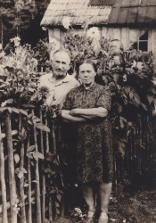 <p>Bernhardo Keuslingo globėja Petrė Gužauskienė su kaimynu. Užšešuvis, Tauragės r., XX a. 6–7-asis dešimtmečiai.<br />
<em>Iš šeimos archyvo</em></p>
