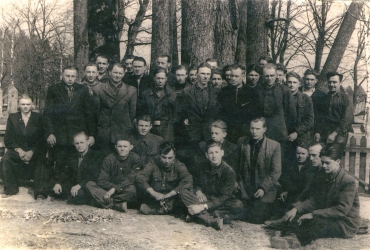 <p>Norkiškės tarybinio ūkio mechanizatoriai. Pirmas iš kairės sėdi Bernhardas Keuslingas. Tauragės r., 1957 m.<br />
<em>Iš šeimos archyvo</em></p>
