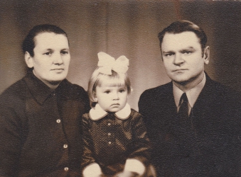 <p>Bernardas Kizlingas su žmona Ona ir dukterimi Rasa. Eidintai, Tauragės r., apie 1973–1974 m.<br />
<em>Iš šeimos archyvo</em></p>
