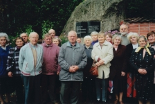 <p>Bernhard Keusling (erste Reihe Mitte) mit Schicksalsgefährten. Mikytai, Rajongemeinde Pagėgiai, um 2000.<br />
<em>Aus dem Familienarchiv</em></p>
