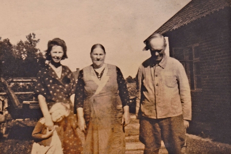 <p>Gisela Launert mit den Großeltern und ihrer Tante Frieda auf dem Hof der Großeltern. Deutschland, 1940er Jahre.<br />
<em>Aus dem Familienarchiv</em></p>
