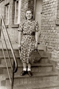 <p>Irena Jakštaitė neben der Molkerei Usėnai. Rajongemeinde Šilutė, um 1957.<br />
<em>Aus dem Familienarchiv</em></p>

