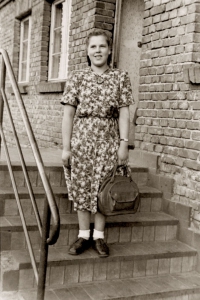<p>Irena Jakštaitė prie Usėnų pieninės. Šilutės r., apie 1957 m.<br />
<em>Iš šeimos archyvo</em></p>
