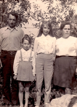 <p>Algis ir Irena Bružai su dukterimis Rima (kairėje) ir Audrone (dešinėje). Plikiai, Klaipėdos r., XX a. 8-asis dešimtmetis.<br />
<em>Iš šeimos archyvo</em></p>
