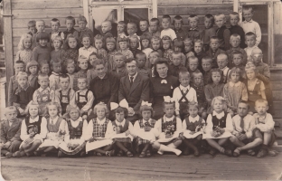 <p>Anicetas Mačiulskis (dritte Reihe, achter von links) auf der Grundschule Plungė. 1949.<br />
<em>Aus dem Familienarchiv</em></p>
