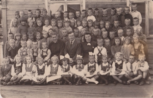 <p>Anicetas Mačiulskis (trečioje eilėje aštuntas iš kairės) Plungės pradžios mokykloje. 1949 m.<br />
<em>Iš šeimos archyvo</em></p>
