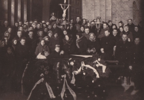 <p>Harco Gladsteino (Aniceto Mačiulskio) globėjo Jono Mačiulskio laidotuvės. Plungė, 1948 m. sausio 24 d.<br />
<em>Iš šeimos archyvo</em></p>
