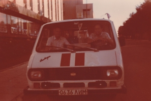 <p>Am Steuer. Anicetas Mačiulskis als Notarztwagenfahrer im Krankenhaus. 1990.<br />
<em>Aus dem Familienarchiv</em></p>

