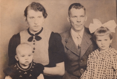<p>Helena und Gustav Kakschies mit ihren Töchtern Christel (links) und Renate (rechts). Tilsit, Ostpreußen, um 1942.<br />
<em>Aus dem Familienarchiv</em></p>
