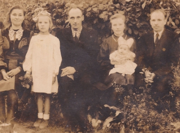 <p>Christelė Kakschies – Kristina Karolytė (stovi) su savo globėjais Justina ir Juozu Karoliais (pora kairėje). Pypliškės k., Šilutės r., 1947 m.<br />
<em>Iš šeimos archyvo</em></p>
