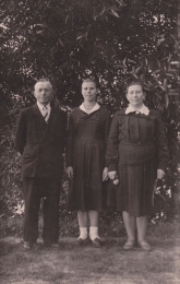 <p>Renatė Kakschies - Irena Kakšytė su savo globėjais Antanu ir Pranciška Ališauskais. Lapgiriai, Jurbarko r., 1956 m.<br />
<em>Iš šeimos archyvo</em></p>
