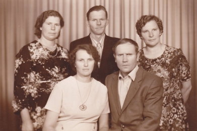 <p>Familientreffen. In der ersten Reihe sitzend die Cousine Hanelorė Dikmontienė und der Cousin Ervinas Daniulis (Erwin Dannull). In der zweiten Reihe stehend Irena Petraitienė (Renate Kakschies), Werner Kakschies und Kristina Bendžienė (Christel Kakschies). Vilnius, um 1975.<br />
<em>Aus dem Familienarchiv</em></p>
