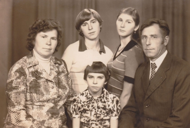 <p>Irena ir Stanislovas Petraičiai su dukterimis Danute, Laima ir Geda. 1981 m.<br />
<em>Iš šeimos archyvo</em></p>
