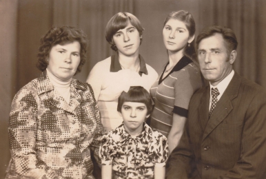 <p>Irena und Stanislovas Petraičiai mit den Töchtern Danutė, Laima und Geda. 1981.<br />
<em>Aus dem Familienarchiv</em></p>
