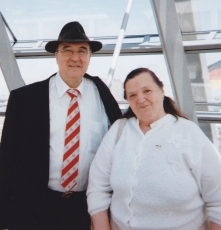 <p>Elena (Hannelore) Mikavičienė mit Wolfgang Frhr. von Stetten, dem litauischen Ehrenkonsul im Bundesland Baden-Württemberg, in der Kuppel des Reichstagsgebäudes in Berlin. Deutschland, 2011.<br />
<em>Aus dem Familienarchiv</em></p>
