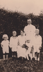 <p>Friedrich und Olga Ramm mit den Kindern. Von links: Christopher, Horst, Albrecht und Ulrich. Neuhausen, Ostpreußen, um 1933–1934.<br />
<em>Aus dem Familienarchiv</em></p>
